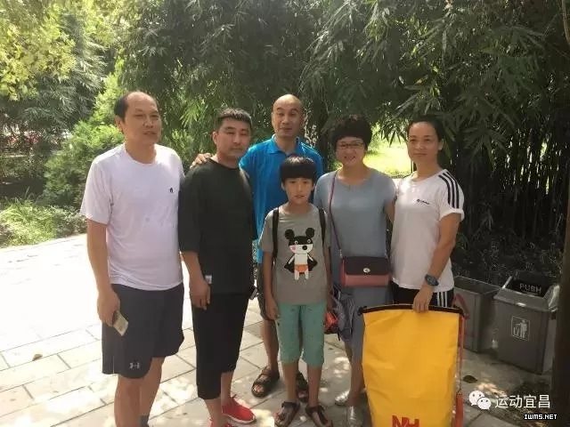 小女孩宜昌玩耍不慎坠江，张毅 毫不犹豫跳江救人！