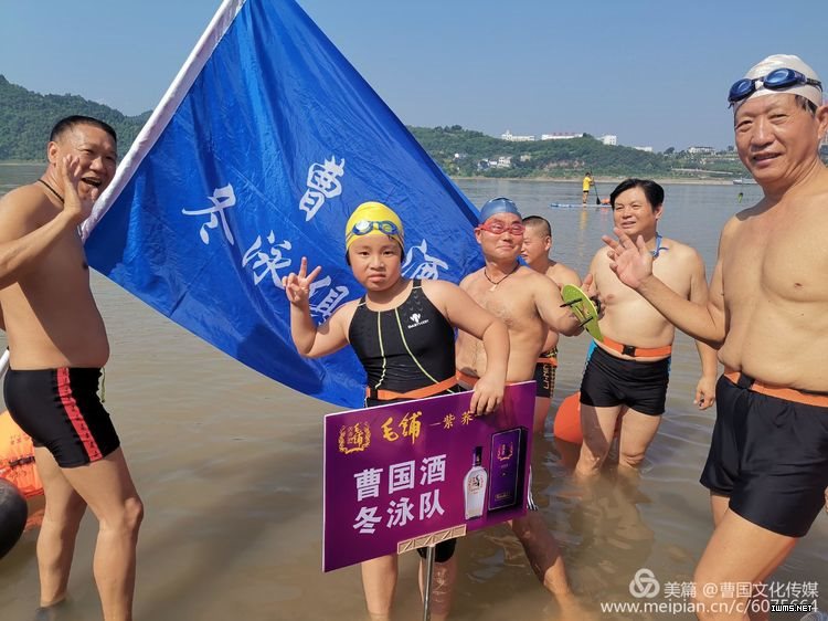 纪念毛主席“横渡长江”53周年 1500人畅游长江，火了宜昌城！